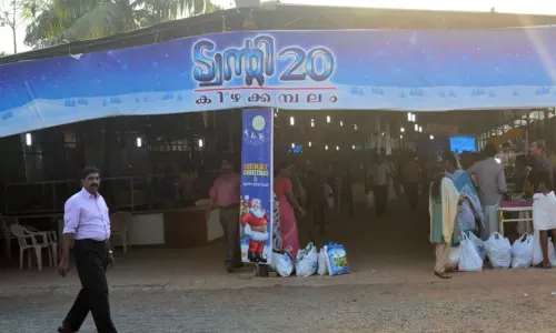 ഒന്നിന് 2500 രൂപ; കിഴക്കമ്പലത്ത് സ്ട്രീറ്റ് ലൈറ്റിന് പണം പിരിച്ച് ട്വന്റി 20 ഒന്നിന് 2500 രൂപ; കിഴക്കമ്പലത്ത് സ്ട്രീറ്റ് ലൈറ്റിന് പണം പിരിച്ച് ട്വന്റി 20