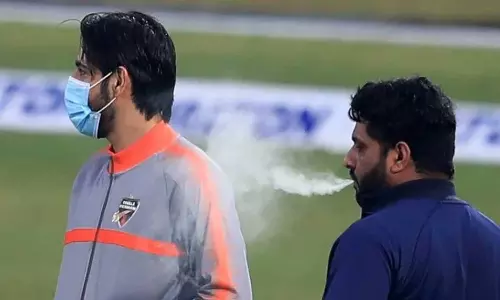 മൈതാനത്ത് നിന്ന് പുകവലിച്ച് അഫ്ഗാന്‍ താരം: നടപടി