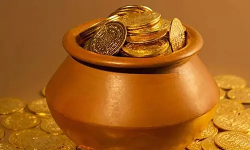 കുഴികുത്താനെത്തിയ തൊഴിലുറപ്പുകാര്‍ കണ്ടെത്തിയത് വന്‍ നിധിശേഖരം; അമ്പരന്ന് വീട്ടുകാര്‍