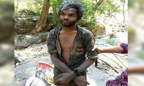 മധുവിനേറ്റത് ആൾക്കൂട്ടത്തിന്റെ ക്രൂര മർദനം; വടികൊണ്ടുള്ള അടിയിൽ വാരിയെല്ല് പൊട്ടി.. കുറ്റപത്രം പുറത്ത് മധുവിനേറ്റത് ആൾക്കൂട്ടത്തിന്റെ ക്രൂര മർദനം; വടികൊണ്ടുള്ള അടിയിൽ വാരിയെല്ല് പൊട്ടി.. കുറ്റപത്രം പുറത്ത്