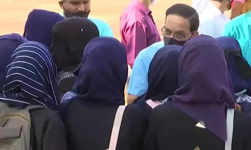 കർണാടകയിൽ ഹിജാബ് ധരിച്ചെത്തിയ വിദ്യാർഥിനികളെ പ്രത്യേക ക്ലാസ് മുറിയിലിരുത്തി