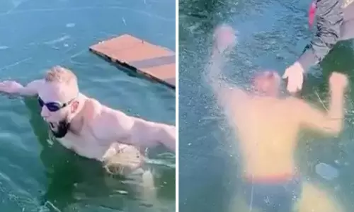 അല്‍പം വൈകിയിരുന്നേല്‍ ഐസായേനേ;  തണുത്തുറഞ്ഞ തടാകത്തില്‍ നീന്തി യുവാവ്