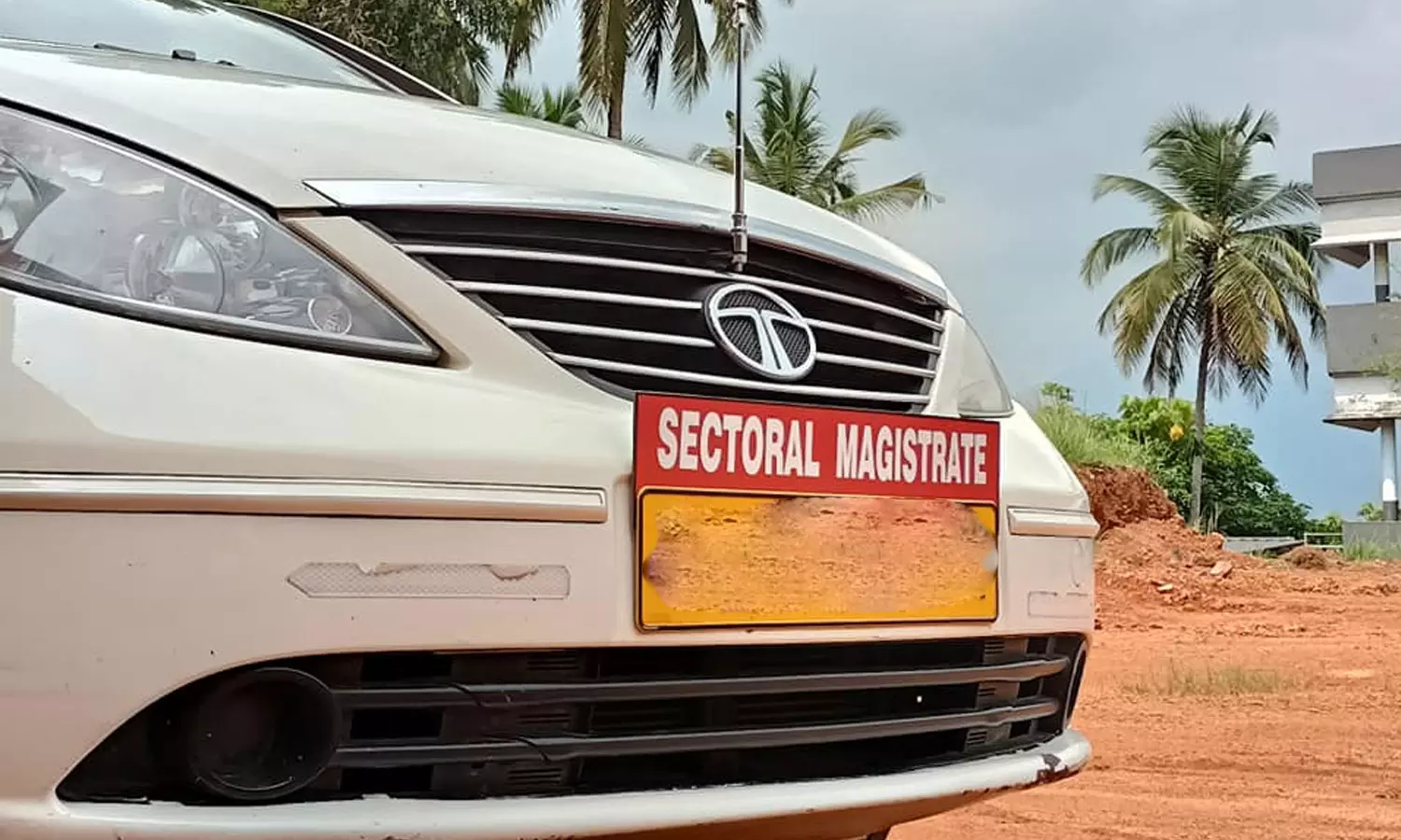 സെക്ടറൽ മജിസ്ട്രേറ്റുമാർ ഉപയോഗിച്ച ടാക്സി കാറുകൾക്ക് വാടക ലഭിച്ചില്ലെന്ന് പരാതി സെക്ടറൽ മജിസ്ട്രേറ്റുമാർ ഉപയോഗിച്ച ടാക്സി കാറുകൾക്ക് വാടക ലഭിച്ചില്ലെന്ന് പരാതി