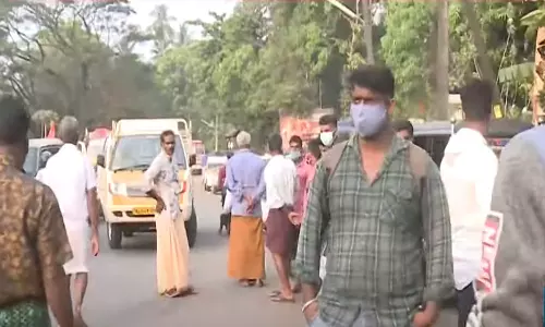 അതിരപ്പിള്ളിയില്‍ പെണ്‍കുട്ടിയെ കാട്ടാന ചവിട്ടിക്കൊന്ന സംഭവത്തില്‍  നാട്ടുകാര്‍ റോഡ് ഉപരോധിച്ചു