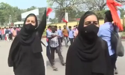 സംഘ്പരിവാർ മുദ്രാവാക്യങ്ങൾക്കിടയിലൂടെ, ഒറ്റയ്ക്ക് ഹിജാബ് ധരിച്ചൊരു പെൺകുട്ടി