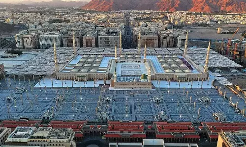 മസ്ജിദുന്നബവിയുടെ മുറ്റത്തെ ചുവന്ന പരവതാനികള്‍ക്ക്   പകരം ഇനി പച്ചപ്പരവതാനികള്‍