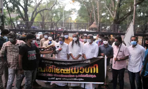 കേന്ദ്ര സർക്കാരിന്റെ ഏകാധിപത്യ ശൈലി അംഗീകരിക്കാനാവില്ല: മീഡിയവൺ വിലക്കിനെതിരെ വി.എം സുധീരൻ കേന്ദ്ര സർക്കാരിന്റെ ഏകാധിപത്യ ശൈലി അംഗീകരിക്കാനാവില്ല: മീഡിയവൺ വിലക്കിനെതിരെ വി.എം സുധീരൻ