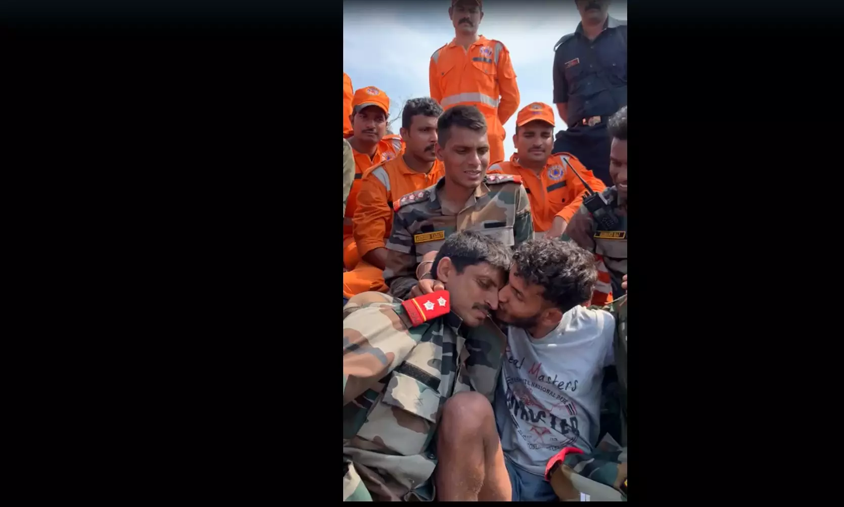 സ്നേഹ ചുംബനം നല്കി, സൈന്യത്തിന് നന്ദി പറഞ്ഞ് ബാബു സ്നേഹ ചുംബനം നല്കി, സൈന്യത്തിന് നന്ദി പറഞ്ഞ് ബാബു