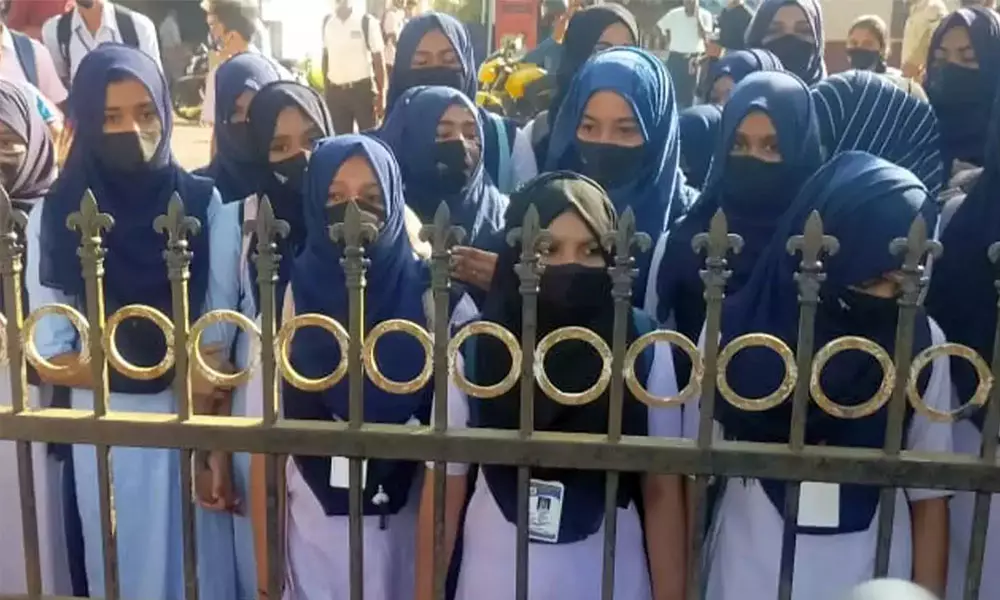 ഹിജാബ് കേസ്: ഇടക്കാല വിധിയില്ല, കേസ് വിശാല ബഞ്ചിനു വിട്ട് കർണാടക ഹൈക്കോടതി ഹിജാബ് കേസ്: ഇടക്കാല വിധിയില്ല, കേസ് വിശാല ബഞ്ചിനു വിട്ട് കർണാടക ഹൈക്കോടതി