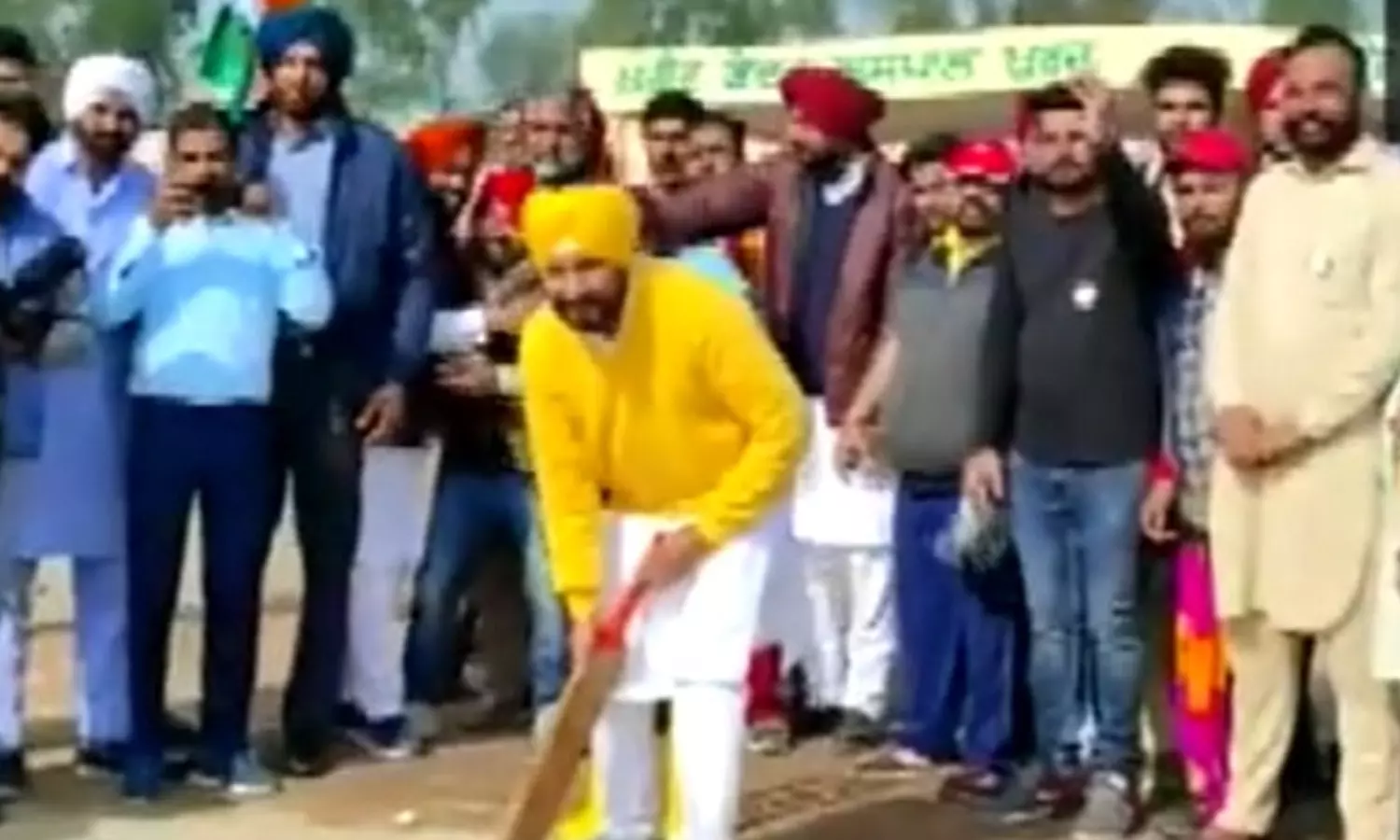 തെരഞ്ഞെടുപ്പ് പ്രചരണത്തിനിടെ പഞ്ചാബ് മുഖ്യമന്ത്രിയുടെ ക്രിക്കറ്റ് കളി; ഇതൊക്കെ പ്രതിച്ഛായ മെച്ചപ്പെടുത്താനെന്ന് വിമർശകർ