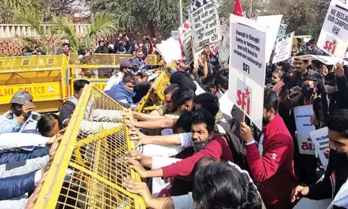 ഡൽഹി സർവകലാശാലയിൽ ഓഫ്‌ലൈൻ ക്ലാസുകൾ പുനരാരംഭിക്കാത്തതിൽ പ്രതിഷേധം ശക്തമാകുന്നു