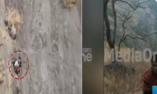 രക്ഷാപ്രവർത്തകരിലൊരാൾ ബാബുവിനരികിലെത്തി;  വെള്ളവും ഭക്ഷണവും എത്തിച്ചു