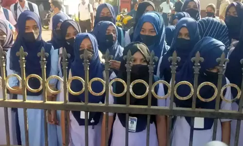 ഹിജാബ് കേസ്: ഇടക്കാല വിധിയില്ല, കേസ് വിശാല ബഞ്ചിനു വിട്ട് കർണാടക ഹൈക്കോടതി