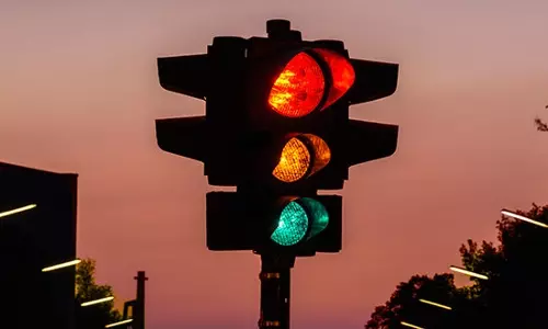 ബഹ്റൈനിലെ അറാദിൽ റോഡ്​ നവീകരണത്തിന്‍റെ ഭാഗമായി സിഗ്​നൽ സ്​ഥാപിച്ചു