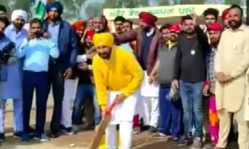 തെരഞ്ഞെടുപ്പ് പ്രചരണത്തിനിടെ പഞ്ചാബ് മുഖ്യമന്ത്രിയുടെ ക്രിക്കറ്റ് കളി; ഇതൊക്കെ പ്രതിച്ഛായ മെച്ചപ്പെടുത്താനെന്ന് വിമർശകർ