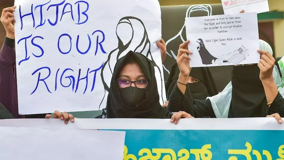 ഹിജാബ് നിയന്ത്രണം; വിദ്യാർഥികൾ സമർപ്പിച്ച ഹരജി ഇന്ന് വിശാല ബെഞ്ച് പരിഗണിക്കും