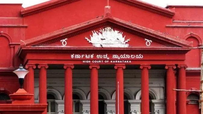 വിധി വരുന്നത് വരെ കർണാടകയിലെ വിദ്യാഭ്യാസ സ്ഥാപനങ്ങളിൽ മതപരമായ വസ്ത്രങ്ങൾ ധരിക്കരുതെന്ന് കോടതി വിധി വരുന്നത് വരെ കർണാടകയിലെ വിദ്യാഭ്യാസ സ്ഥാപനങ്ങളിൽ മതപരമായ വസ്ത്രങ്ങൾ ധരിക്കരുതെന്ന് കോടതി