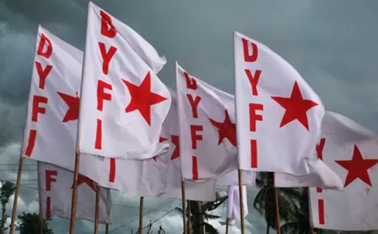 ഓക്സിജൻ കിട്ടാതെ കുഞ്ഞുങ്ങൾ മരിച്ചുവീണ യു.പിയിലാണ് പശുവിന് ആശുപത്രി നിർമ്മിച്ചത്; യോഗിക്കെതിരെ ഡി.വൈ.എഫ്.ഐ