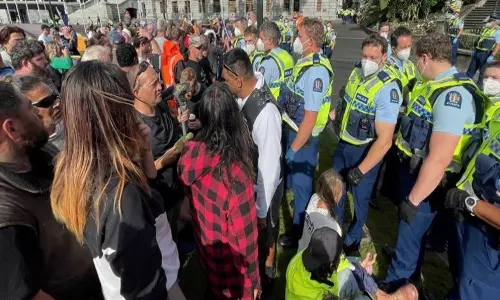 ന്യൂസിലൻഡിൽ വാക്‌സിൻ വിരുദ്ധ പ്രക്ഷോഭകരും പൊലീസും തമ്മിൽ ഏറ്റുമുട്ടി; 50 പേർ അറസ്റ്റിൽ