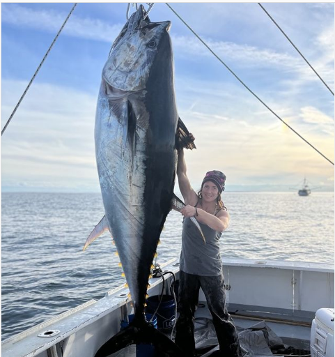 ചൂണ്ടയില്‍ കുരുങ്ങിയത് തന്നെക്കാള്‍ ഇരട്ടി വലിപ്പമുള്ള മീന്‍; 450 കിലോയുള്ള ഭീമന്‍ മത്സ്യത്തെ പിടികൂടി യുവതി