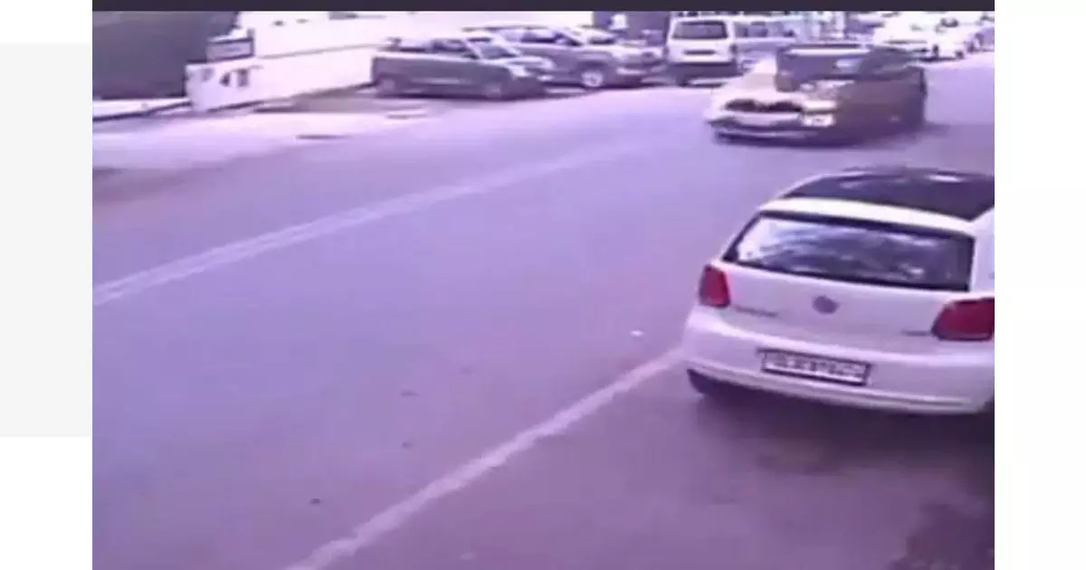 കച്ചവടക്കാരനെ കാറിടിപ്പിച്ച് നൂറു മീറ്റർ കൊണ്ടുപോയി; ഡൽഹിയിൽ മുൻ ഉദ്യോഗസ്ഥന്റെ മകൻ അറസ്റ്റിൽ കച്ചവടക്കാരനെ കാറിടിപ്പിച്ച് നൂറു മീറ്റർ കൊണ്ടുപോയി; ഡൽഹിയിൽ മുൻ ഉദ്യോഗസ്ഥന്റെ മകൻ അറസ്റ്റിൽ