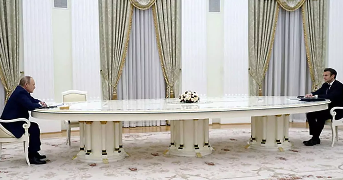 കോവിഡ് പരിശോധനക്ക് സമ്മതിച്ചില്ല; ഫ്രഞ്ച് പ്രസിഡന്റിനെ നീളൻ മേശയുടെ അപ്പുറമിരുത്തി ചർച്ചനടത്തി പുടിൻ കോവിഡ് പരിശോധനക്ക് സമ്മതിച്ചില്ല; ഫ്രഞ്ച് പ്രസിഡന്റിനെ നീളൻ മേശയുടെ അപ്പുറമിരുത്തി ചർച്ചനടത്തി പുടിൻ