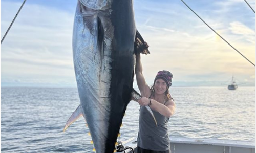 ചൂണ്ടയില്‍ കുരുങ്ങിയത് തന്നെക്കാള്‍ ഇരട്ടി വലിപ്പമുള്ള മീന്‍; 450 കിലോയുള്ള ഭീമന്‍ മത്സ്യത്തെ പിടികൂടി യുവതി