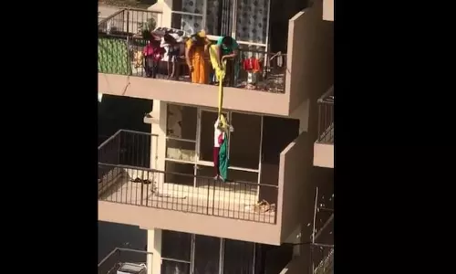 ബാല്‍ക്കണിയില്‍ വീണ സാരിയെടുക്കാന്‍  പത്താം നിലയില്‍ നിന്നും മകനെ ബെഡ് ഷീറ്റില്‍ കെട്ടിയിറക്കി അമ്മ; ഞെട്ടിപ്പിക്കുന്ന വീഡിയോ