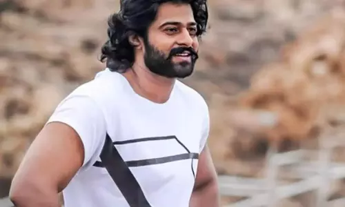 വിമാനത്താവളത്തില്‍ ബാഹുബലിയെ വളഞ്ഞ് മാധ്യമപ്രവര്‍ത്തകര്‍, രക്ഷകനായി രാജമൗലി; വീഡിയോ