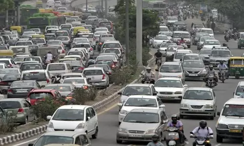 കാറിന്റെ പിൻഭാഗത്ത് മധ്യത്തിലിരിക്കുന്ന യാത്രക്കാർക്കും മൂന്ന് പോയന്റ് സീറ്റ് ബെൽറ്റ് നിർബന്ധമാക്കി സർക്കാർ
