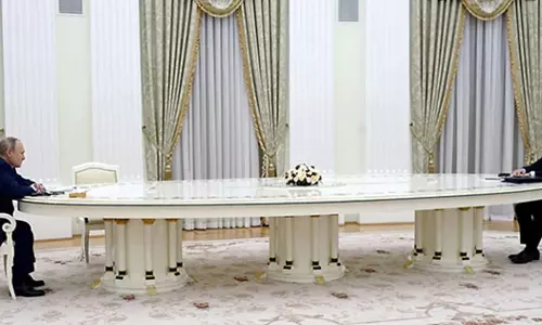 കോവിഡ് പരിശോധനക്ക് സമ്മതിച്ചില്ല; ഫ്രഞ്ച് പ്രസിഡന്റിനെ നീളൻ മേശയുടെ അപ്പുറമിരുത്തി ചർച്ചനടത്തി പുടിൻ കോവിഡ് പരിശോധനക്ക് സമ്മതിച്ചില്ല; ഫ്രഞ്ച് പ്രസിഡന്റിനെ നീളൻ മേശയുടെ അപ്പുറമിരുത്തി ചർച്ചനടത്തി പുടിൻ