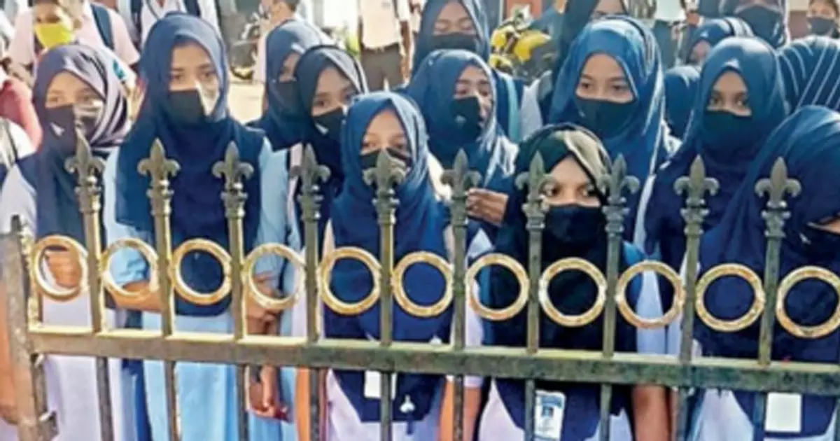 കർണാടക ഹിജാബ് വിവാദം: ഫെബ്രുവരി 16 വരെ കോളജുകൾക്ക് അവധി കർണാടക ഹിജാബ് വിവാദം: ഫെബ്രുവരി 16 വരെ കോളജുകൾക്ക് അവധി