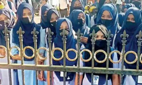 കർണാടക ഹിജാബ് വിവാദം: ഫെബ്രുവരി 16 വരെ കോളജുകൾക്ക് അവധി കർണാടക ഹിജാബ് വിവാദം: ഫെബ്രുവരി 16 വരെ കോളജുകൾക്ക് അവധി