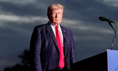 വൈറ്റ് ഹൗസില്‍ കടലാസ് കീറിയിട്ടു; ട്രംപിനെതിരെ ആരോപണം