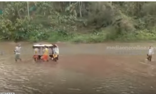 പട്ടികവർഗക്കാരുടെ ശ്മശാനത്തിലേക്കുള്ള പാത കയ്യേറ്റക്കാർ കൈവശപ്പെടുത്തി; മറയൂരില്‍  മൃതദേഹം ആറ്റിലൂടെ ചുമന്ന് സംസ്കാരം നടത്തി