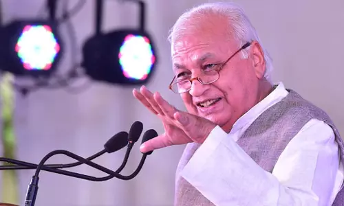 മന്ത്രിമാരുടെ പേഴ്‌സണൽ സ്റ്റാഫിലുള്ളവർക്ക് പെൻഷൻ നൽകേണ്ടെന്ന നിലപാട് ആവർത്തിച്ച് ഗവർണർ