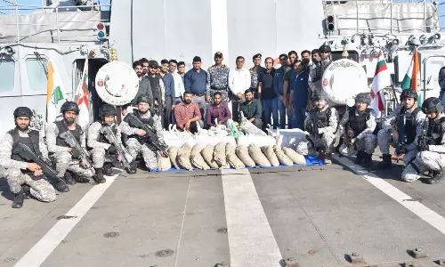 അറബിക്കടലിൽ വൻ മയക്കുമരുന്ന് വേട്ട: 2000 കോടിയുടെ മയക്കുമരുന്ന് പിടികൂടി അറബിക്കടലിൽ വൻ മയക്കുമരുന്ന് വേട്ട: 2000 കോടിയുടെ മയക്കുമരുന്ന് പിടികൂടി