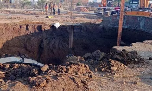 നിർമ്മാണത്തിലിരിക്കുന്ന തുരങ്കം ഇടിഞ്ഞു; ഒമ്പതുപേർ മണ്ണിനടിയിൽ കുടുങ്ങി