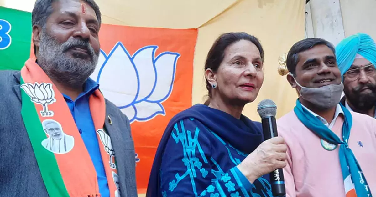 അമരീന്ദർ സിങിനായി ബിജെപി പരിപാടിയിലെത്തി കോൺഗ്രസ് എംപിയായ ഭാര്യ