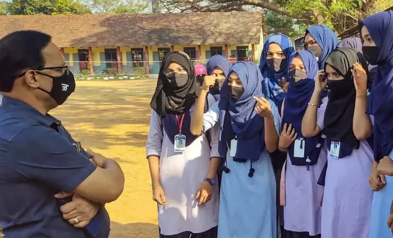 ഹിജാബ് വിലക്കില് മുസ്ലിം വിദ്യാർത്ഥിനികൾക്കു വേണ്ടി ഹാജരായതിന് സംഘ്പരിവാർ വിമർശനം; അഭിഭാഷകന് പിന്തുണയുമായി രാമകൃഷ്ണ ആശ്രമം ഹിജാബ് വിലക്കില് മുസ്ലിം വിദ്യാർത്ഥിനികൾക്കു വേണ്ടി ഹാജരായതിന് സംഘ്പരിവാർ വിമർശനം; അഭിഭാഷകന് പിന്തുണയുമായി രാമകൃഷ്ണ ആശ്രമം