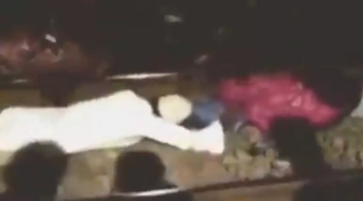 ട്രെയിൻ പോകുംവരെയും ട്രാക്കിൽ പിടിച്ചുകിടന്നു, 20കാരിയുടെ ജീവൻ രക്ഷിച്ച് സാഹസികകൃത്യം; ഹീറോയായി മുഹമ്മദ് മെഹബൂബ്-വൈറല് വിഡിയോ ട്രെയിൻ പോകുംവരെയും ട്രാക്കിൽ പിടിച്ചുകിടന്നു, 20കാരിയുടെ ജീവൻ രക്ഷിച്ച് സാഹസികകൃത്യം; ഹീറോയായി മുഹമ്മദ് മെഹബൂബ്-വൈറല് വിഡിയോ