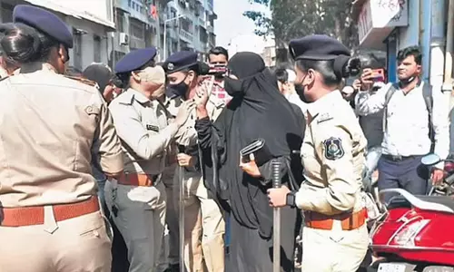 ഹിജാബ് അനുകൂല റാലിക്ക് ഗുജറാത്തിൽ അനുമതിയില്ല; പ്രതിഷേധക്കാരെ പൊലീസ് തടഞ്ഞു