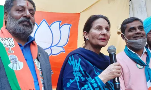 അമരീന്ദർ സിങിനായി ബിജെപി പരിപാടിയിലെത്തി കോൺഗ്രസ് എംപിയായ ഭാര്യ