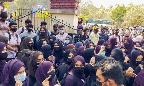 കർണാടകയിലെ ഹിജാബ് നിയന്ത്രണം; ഹരജിയിൽ ഇന്നും വാദം കേൾക്കും