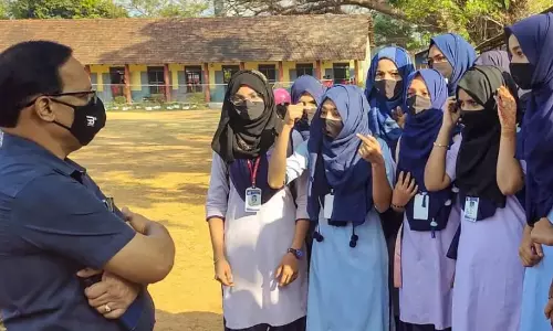 ഹിജാബ് വിലക്കില്‍ മുസ്‌ലിം വിദ്യാർത്ഥിനികൾക്കു വേണ്ടി ഹാജരായതിന് സംഘ്പരിവാർ വിമർശനം; അഭിഭാഷകന് പിന്തുണയുമായി രാമകൃഷ്ണ ആശ്രമം