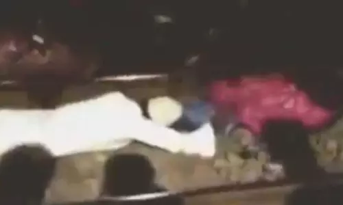 ട്രെയിൻ പോകുംവരെയും ട്രാക്കിൽ പിടിച്ചുകിടന്നു, 20കാരിയുടെ ജീവൻ രക്ഷിച്ച് സാഹസികകൃത്യം; ഹീറോയായി മുഹമ്മദ് മെഹബൂബ്-വൈറല് വിഡിയോ ട്രെയിൻ പോകുംവരെയും ട്രാക്കിൽ പിടിച്ചുകിടന്നു, 20കാരിയുടെ ജീവൻ രക്ഷിച്ച് സാഹസികകൃത്യം; ഹീറോയായി മുഹമ്മദ് മെഹബൂബ്-വൈറല് വിഡിയോ