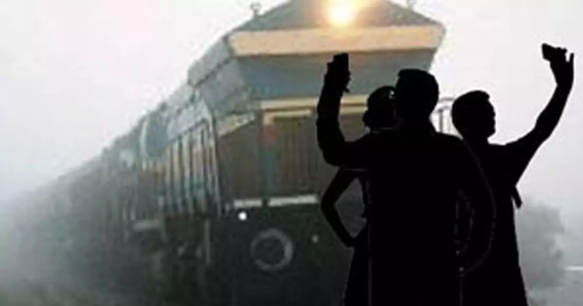 റെയിൽവെ പാളത്തിൽ നിന്ന് സെൽഫിയെടുക്കാൻ ശ്രമിക്കുന്നതിനിടെ ട്രെയിൻ തട്ടി രണ്ടുപേർ മരിച്ചു; ഒരാൾക്ക് ഗുരുതര പരിക്ക് റെയിൽവെ പാളത്തിൽ നിന്ന് സെൽഫിയെടുക്കാൻ ശ്രമിക്കുന്നതിനിടെ ട്രെയിൻ തട്ടി രണ്ടുപേർ മരിച്ചു; ഒരാൾക്ക് ഗുരുതര പരിക്ക്