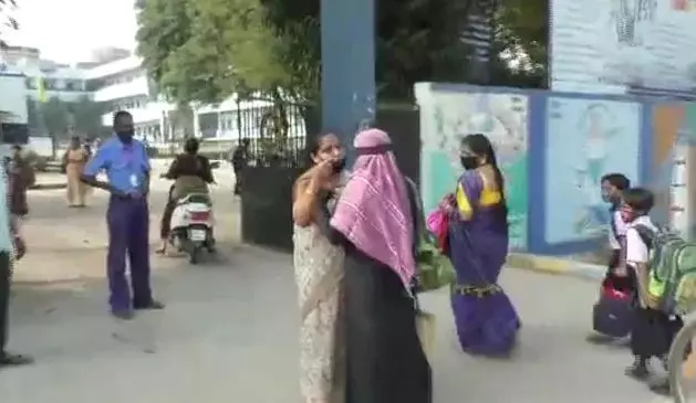 കർണാടകയിൽ ഇന്നും സ്കൂളുകളില് നിർബന്ധിച്ച് ഹിജാബ് അഴിപ്പിച്ചു; വഴങ്ങാത്തവരെ തിരിച്ചയച്ചു കർണാടകയിൽ ഇന്നും സ്കൂളുകളില് നിർബന്ധിച്ച് ഹിജാബ് അഴിപ്പിച്ചു; വഴങ്ങാത്തവരെ തിരിച്ചയച്ചു