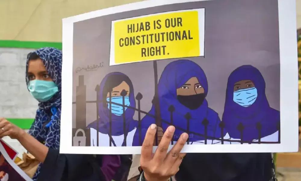 ഹിജാബ് ധരിച്ച് പരീക്ഷ ഹാളിൽ കയറാൻ അനുവദിക്കില്ലെന്ന് അധ്യാപകർ; പരീക്ഷ ബഹിഷ്‌കരിച്ച് വിദ്യാർഥികൾ