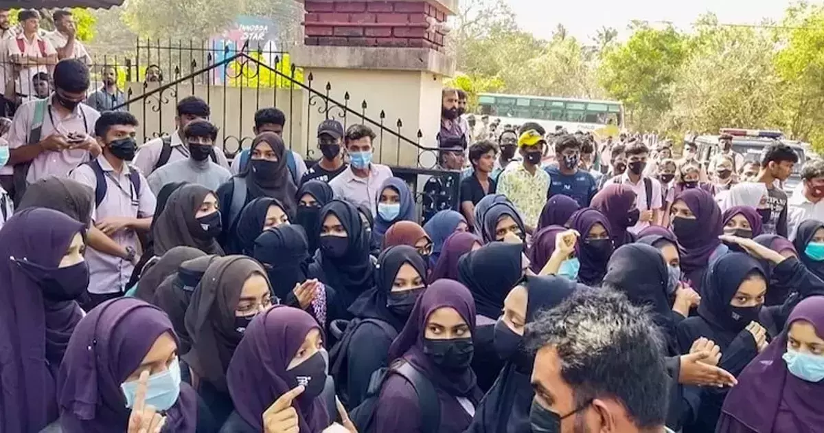 കർണാടകയിൽ ഹിജാബ് നിരോധനത്തെത്തുടർന്ന് അടച്ച സ്കൂളുകൾ ഇന്നുമുതൽ വീണ്ടും തുറക്കും കർണാടകയിൽ ഹിജാബ് നിരോധനത്തെത്തുടർന്ന് അടച്ച സ്കൂളുകൾ ഇന്നുമുതൽ വീണ്ടും തുറക്കും